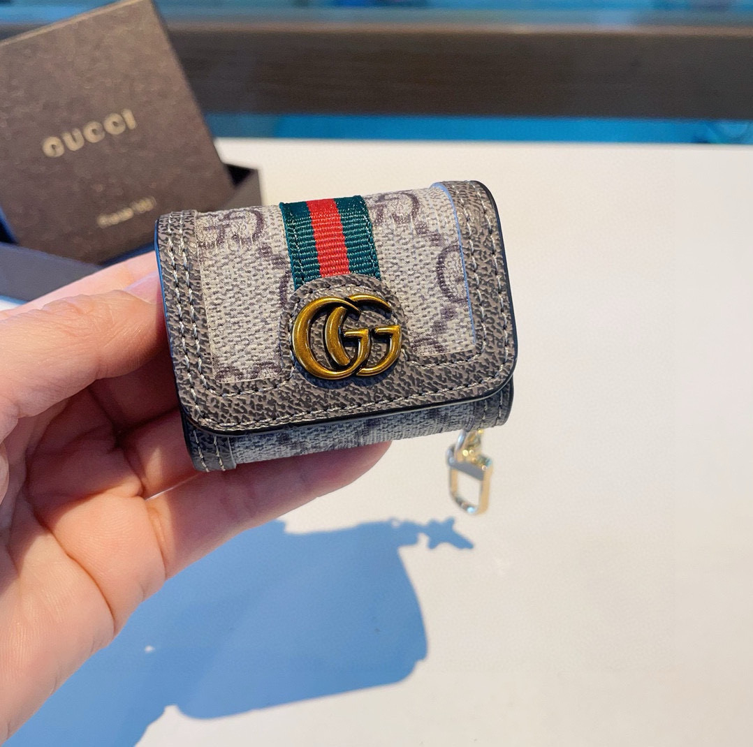 。Gucci古驰耳机包 经典老花原皮耳机套，钥匙扣包包挂件，一举两得！
AirPods 1/2通用款
A
