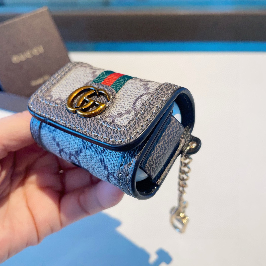 。Gucci古驰耳机包 经典老花原皮耳机套，钥匙扣包包挂件，一举两得！
AirPods 1/2通用款
A