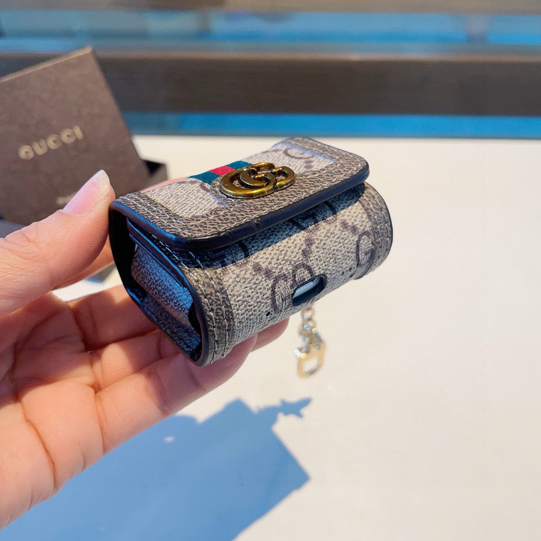 。Gucci古驰耳机包 经典老花原皮耳机套，钥匙扣包包挂件，一举两得！
AirPods 1/2通用款
A