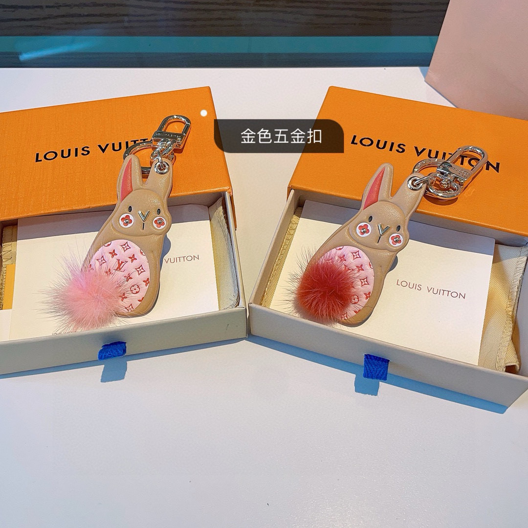 。LV小兔子钥匙扣水貂毛兔子尾巴
LV包饰与钥匙扣（中国首发）
小兔子形象