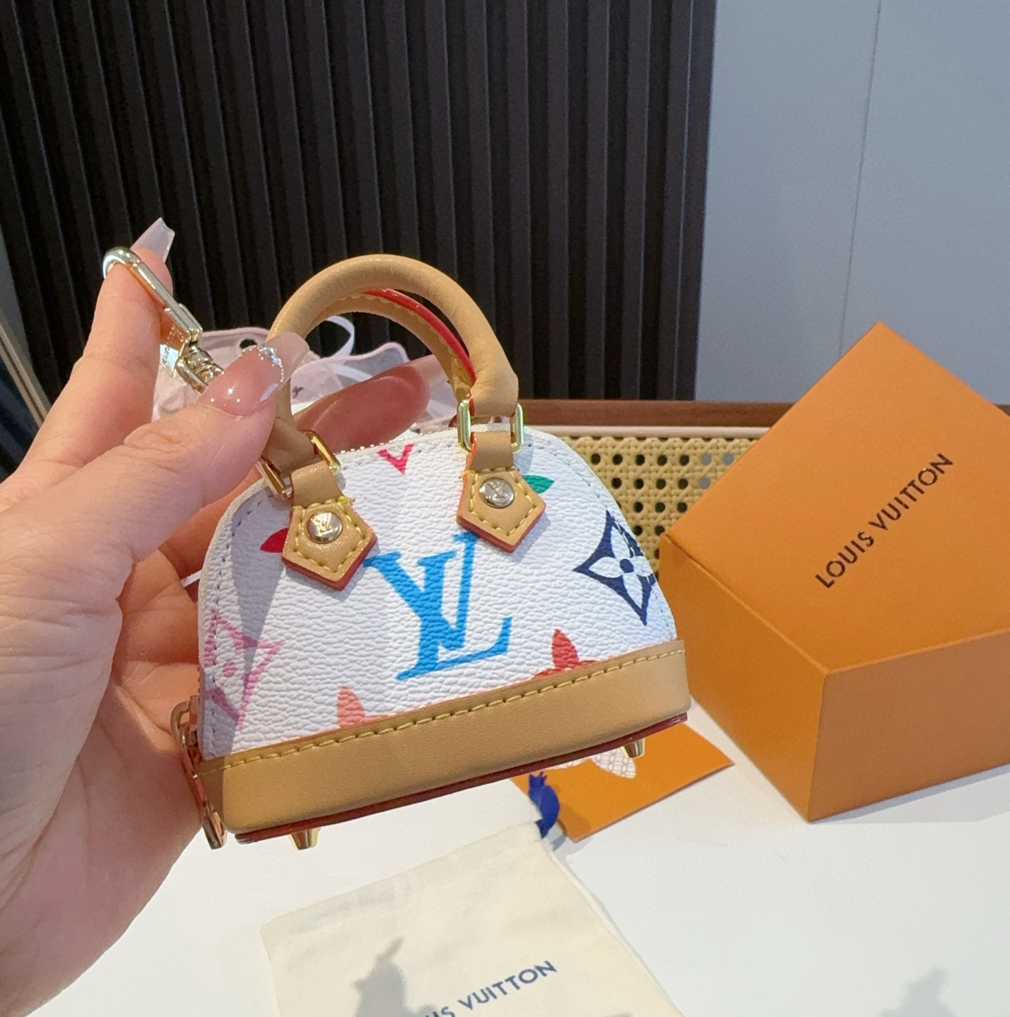 ❗爆款。路易威登LOUIS VUITTON 新款 老花&白三彩mini包包贝壳包  LV包包挂饰，钥匙扣