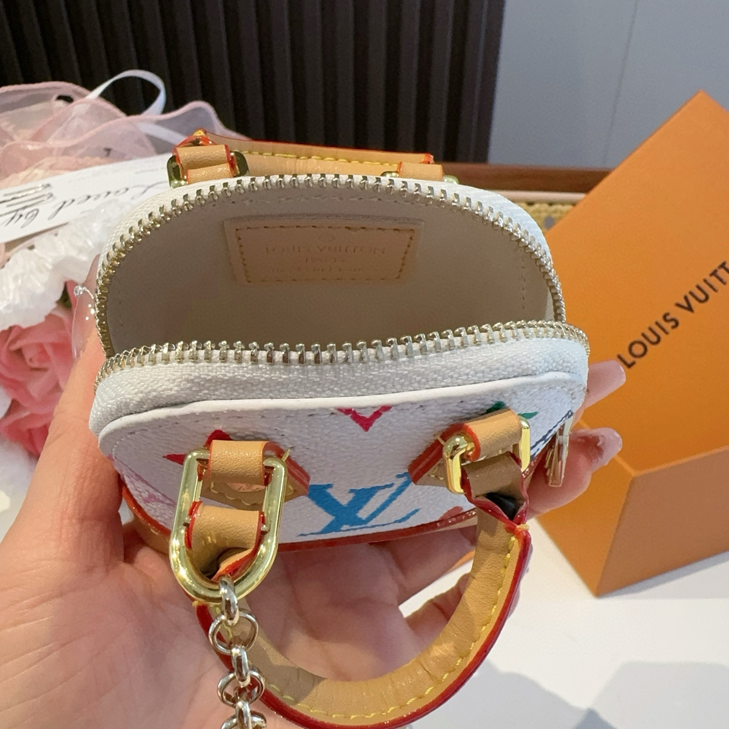 ❗爆款。路易威登LOUIS VUITTON 新款 老花&白三彩mini包包贝壳包  LV包包挂饰，钥匙扣