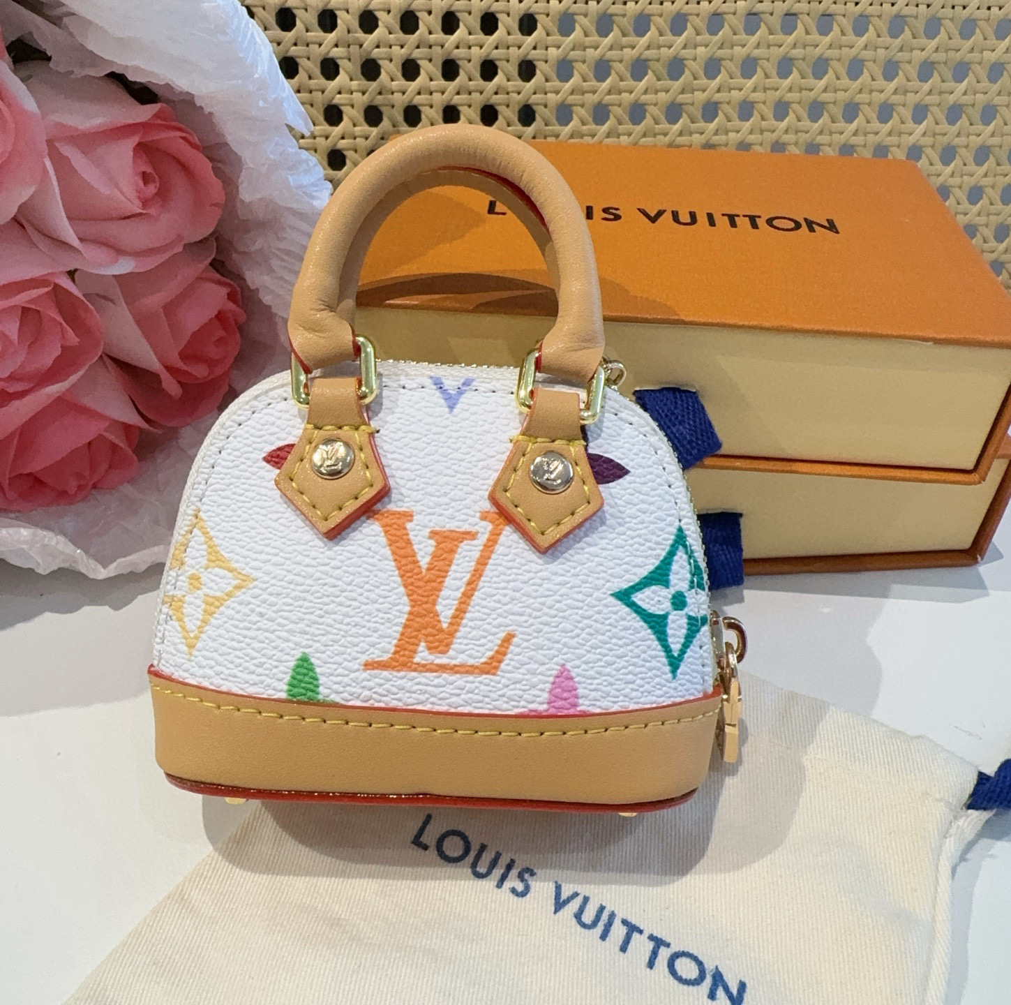❗爆款。路易威登LOUIS VUITTON 新款 老花&白三彩mini包包贝壳包  LV包包挂饰，钥匙扣