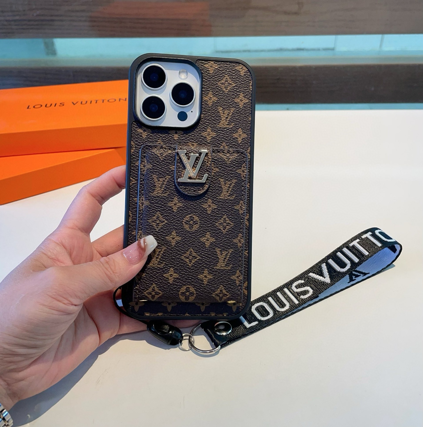 Lv经典老花全包手机壳上下插卡 +挂绳
型号:为了不出现报错型号,请打开本机查看手机设置显示的型号
i