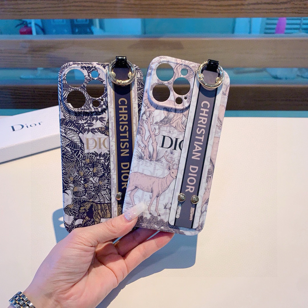 ✨今日新款.Dior腕带款手机壳,迪奥森林物语 直边相框 全包磨砂软壳
型号:为了不出现报错型号,请打开