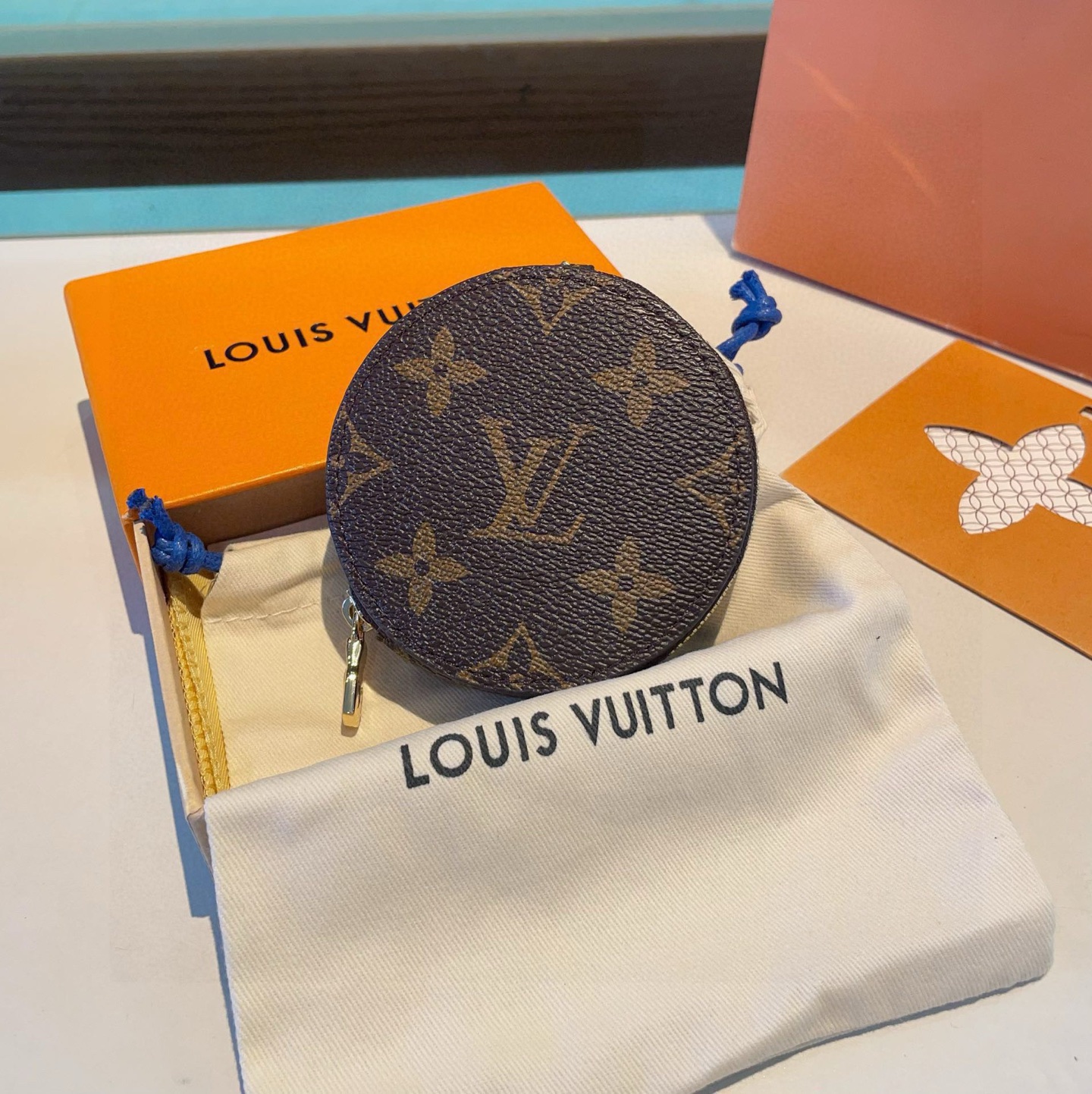  。Louis Vuitton老花包包挂饰、小零钱包。Lv包饰挂件钥匙扣、独家原单货，标志性老花超级百搭