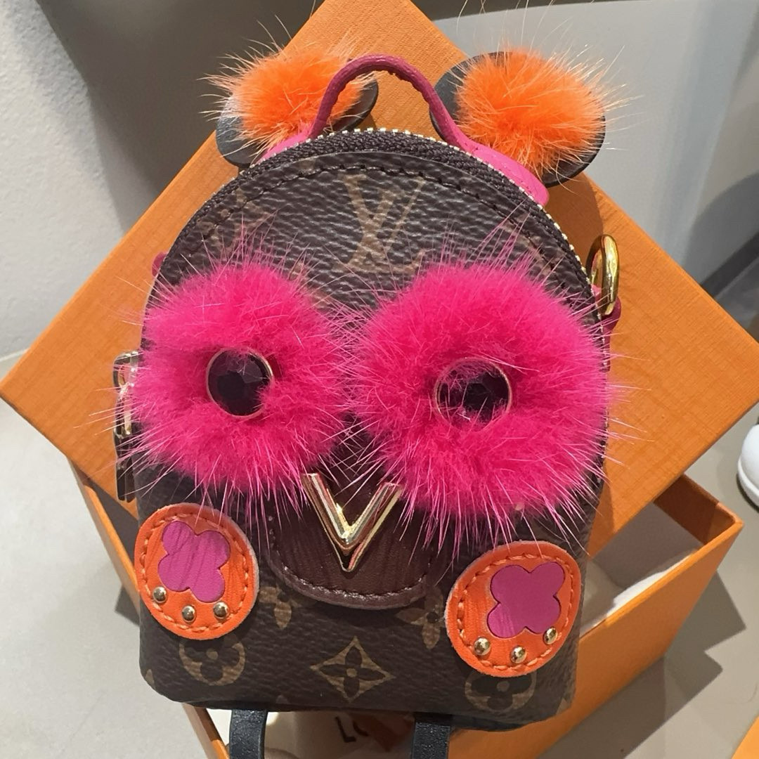  🆕LOUIS VUITTON官网M69552  PALM SPRINGS BEAR包饰与钥匙扣。
Lv