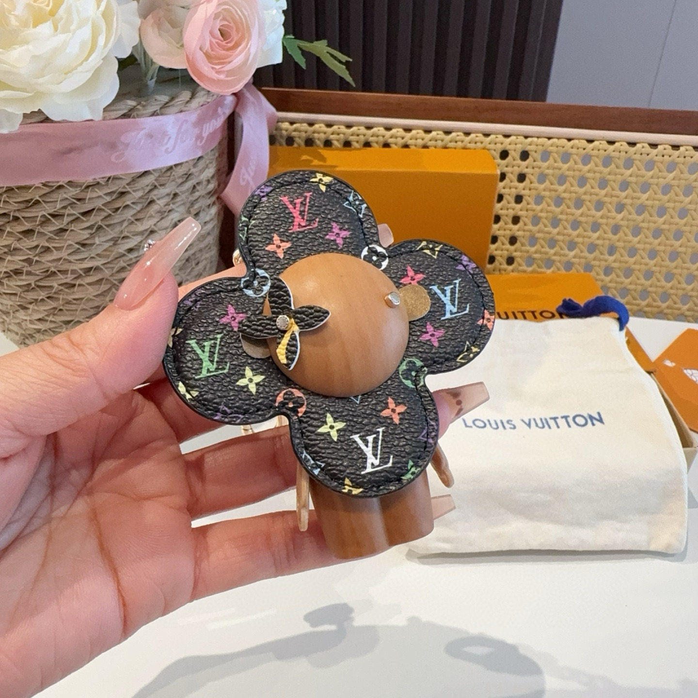  🆕LOUIS VUITTON新款包饰 村上隆白三彩黑三彩钥匙扣。LV薇薇安太阳花包包挂件 手机壳挂件
