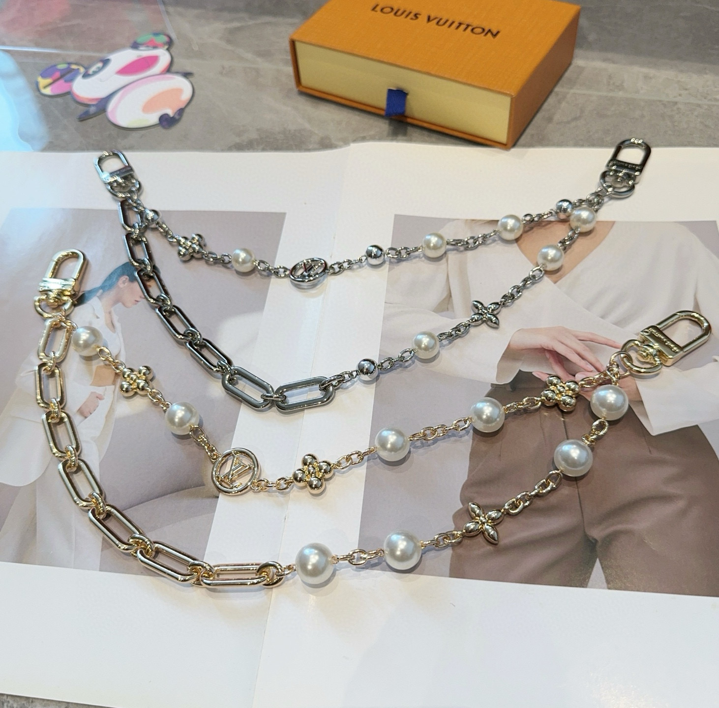 
 🆕LV钥匙扣 包包挂链 Figaro 腰带链以莹泽黄铜锻造双链设计，再令品牌经典标识巧妙嵌入链环之间