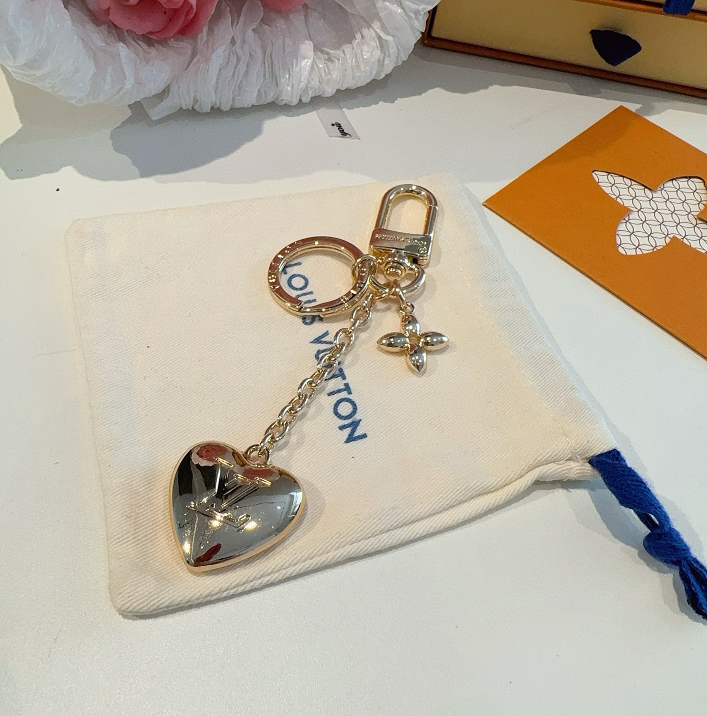 
 🆕 Lv包饰与钥匙扣 包包挂件
LV Heart 包饰取材耀目金属，于精巧链条悬挂心形铭纹装饰，与小