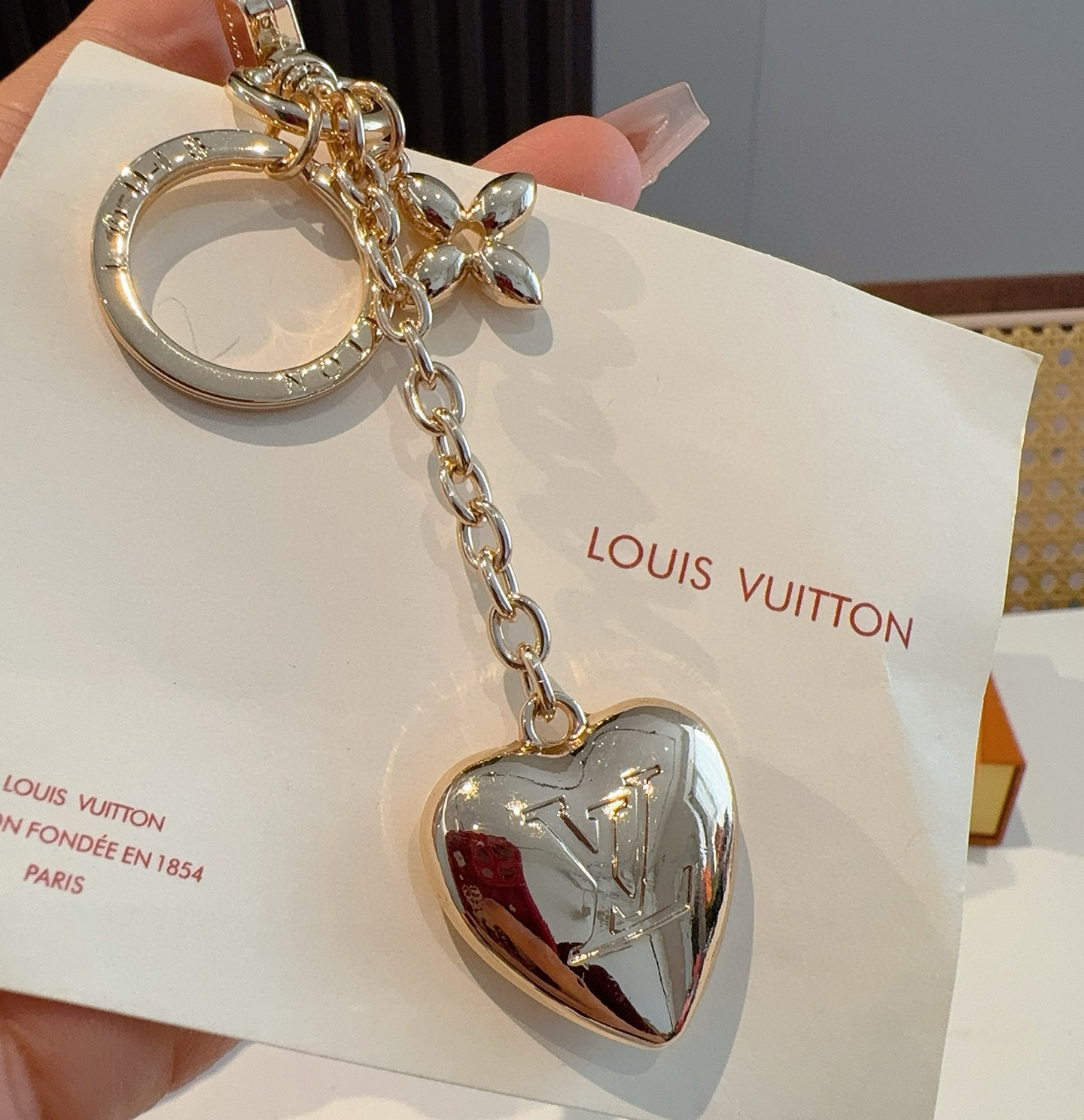 
 🆕 Lv包饰与钥匙扣 包包挂件
LV Heart 包饰取材耀目金属，于精巧链条悬挂心形铭纹装饰，与小