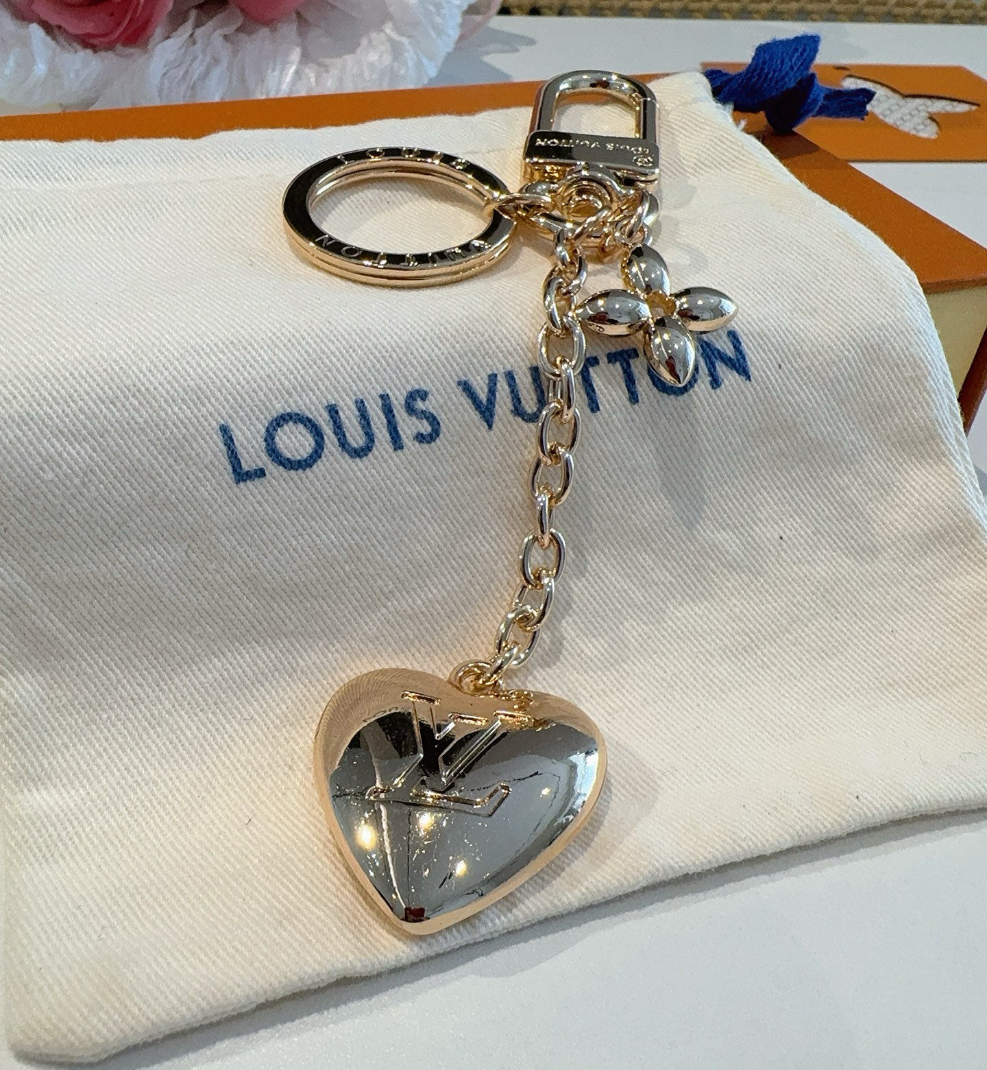 
 🆕 Lv包饰与钥匙扣 包包挂件
LV Heart 包饰取材耀目金属，于精巧链条悬挂心形铭纹装饰，与小