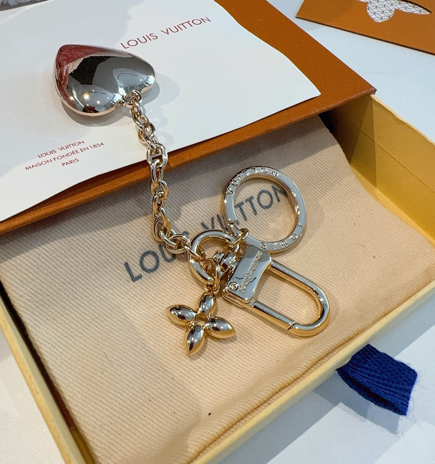 
 🆕 Lv包饰与钥匙扣 包包挂件
LV Heart 包饰取材耀目金属，于精巧链条悬挂心形铭纹装饰，与小