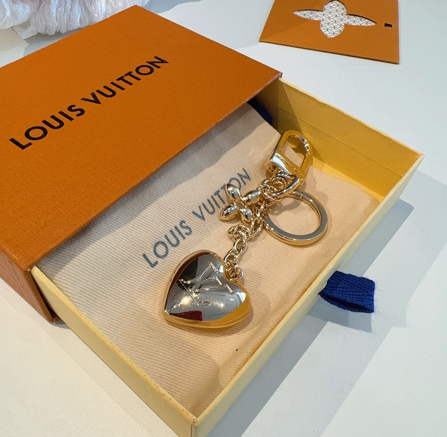 
 🆕 Lv包饰与钥匙扣 包包挂件
LV Heart 包饰取材耀目金属，于精巧链条悬挂心形铭纹装饰，与小