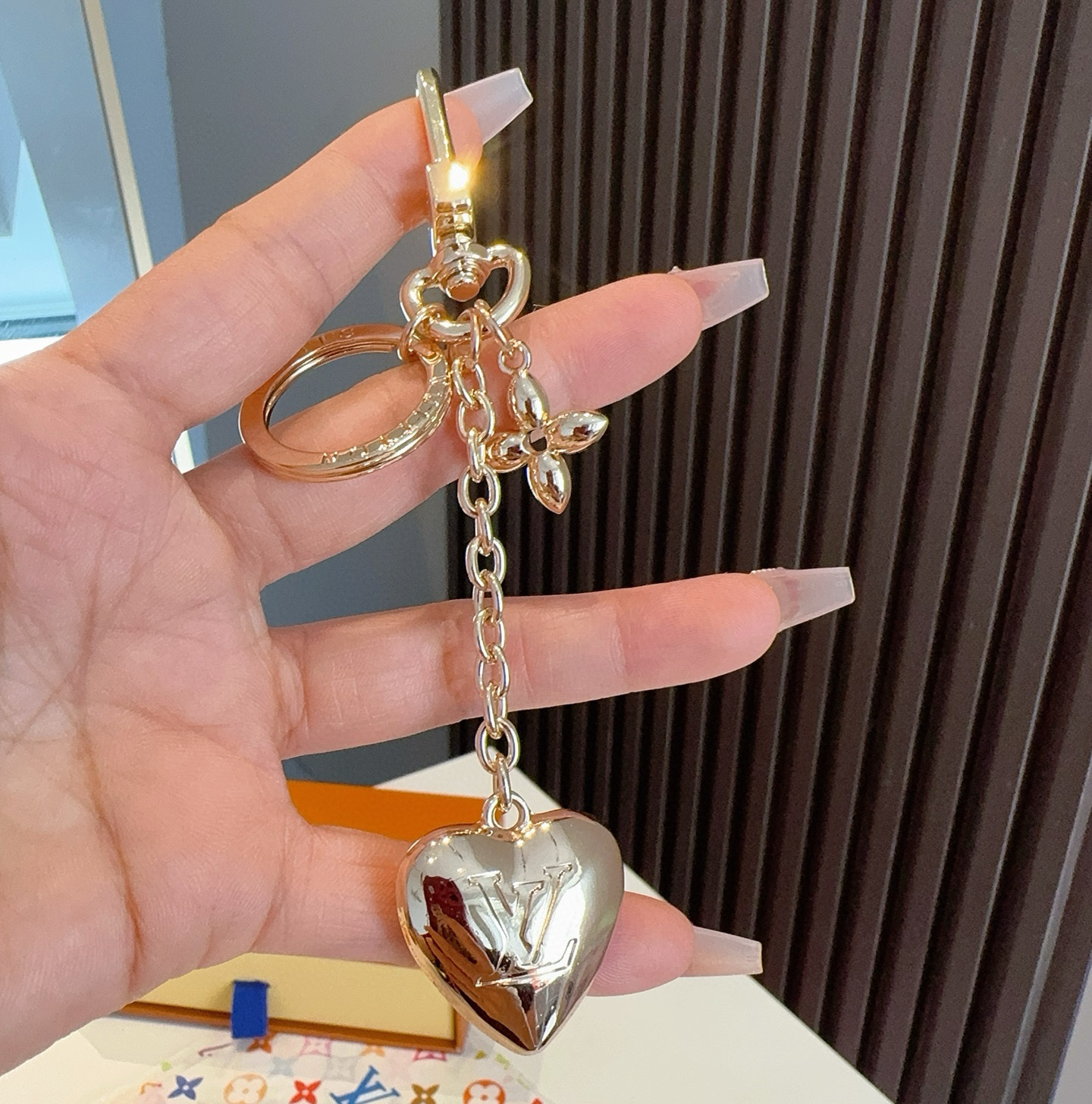 
 🆕 Lv包饰与钥匙扣 包包挂件
LV Heart 包饰取材耀目金属，于精巧链条悬挂心形铭纹装饰，与小