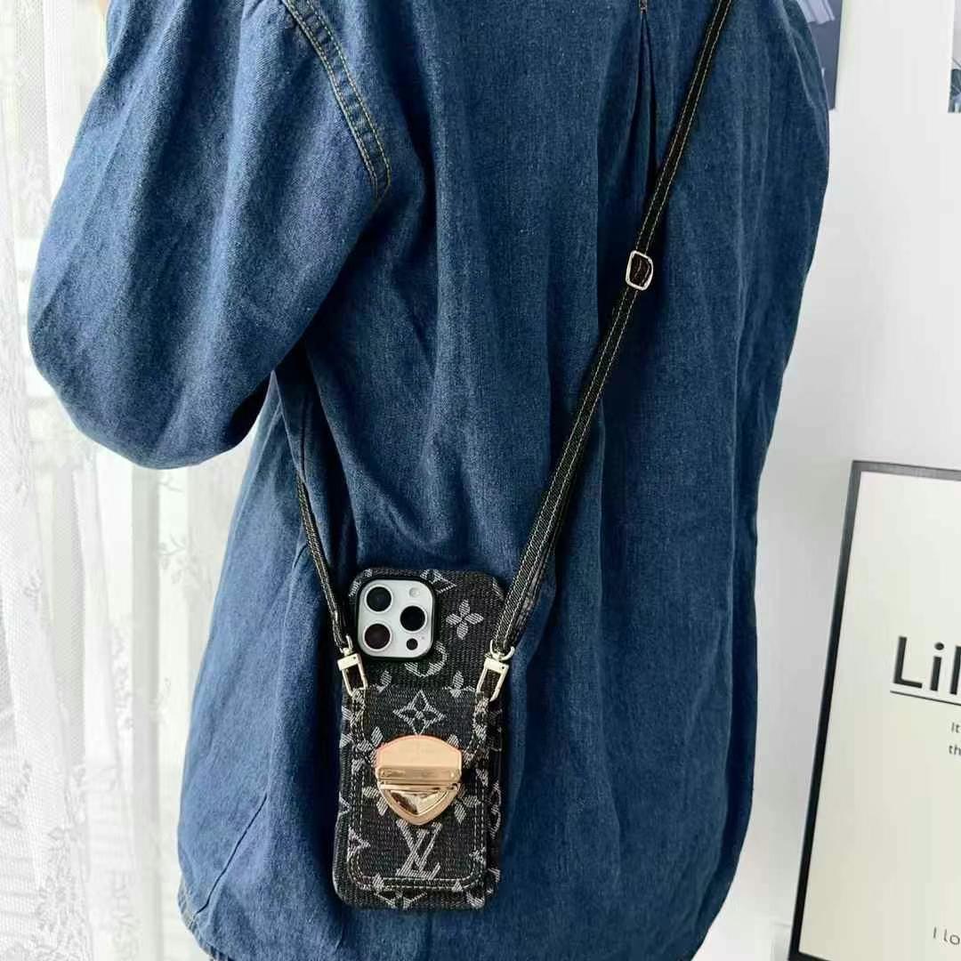 🆕LV牛仔锁头卡包手机壳 肩带斜挎手机壳 全包软壳  装取机方便，侧边五金按键 质感杠杠滴强
型号：为了