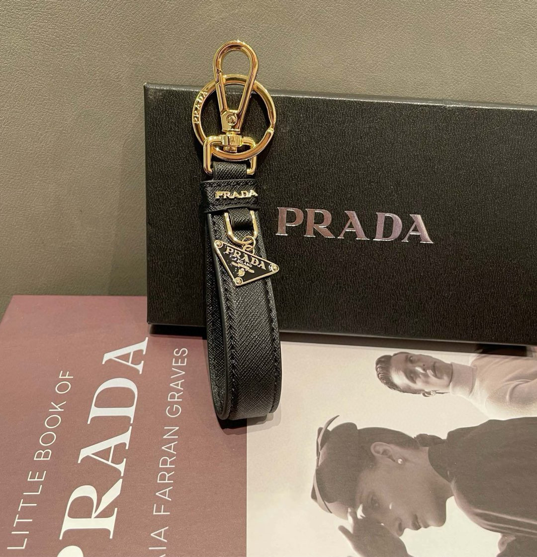 🆕普拉达 Prada 钥匙扣官网款，三角牌吊坠皮圈钥匙扣，车钥匙挂件包包配饰，顶级进口Pu材质➕抛光钢配