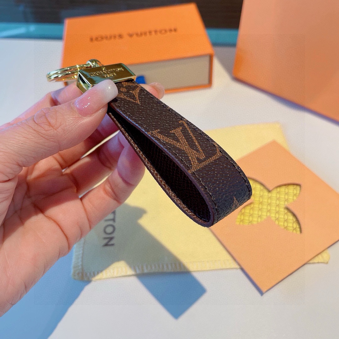  。LV 经典老花棋格钥匙扣，而且经久耐用， 是 Dragonne 钥匙扣理想的材质，可打造这款兼具实用