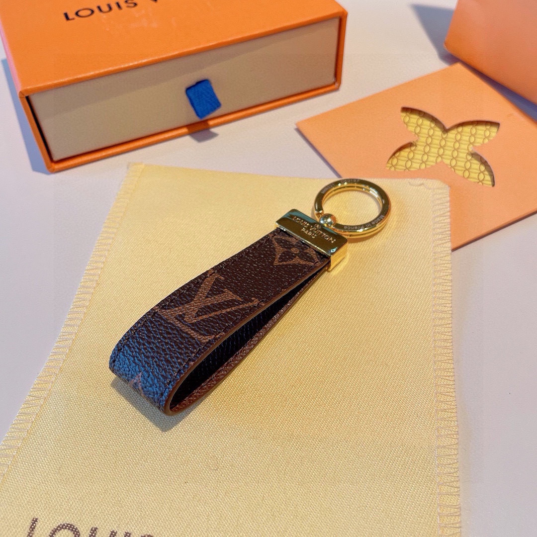  。LV 经典老花棋格钥匙扣，而且经久耐用， 是 Dragonne 钥匙扣理想的材质，可打造这款兼具实用