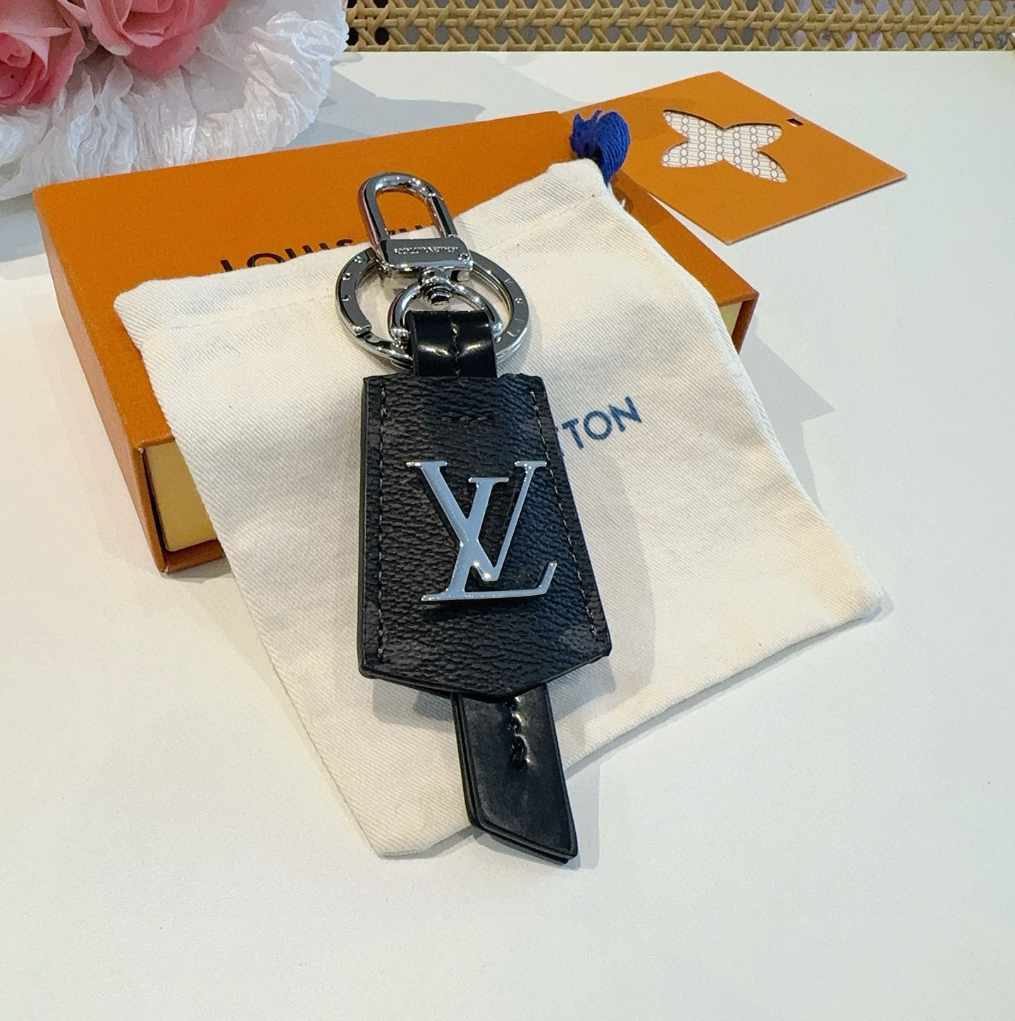 特批 🆕LOUIS VUITTON官网M63620  LV CLOCHES-CLES包饰与钥匙扣。
✨借