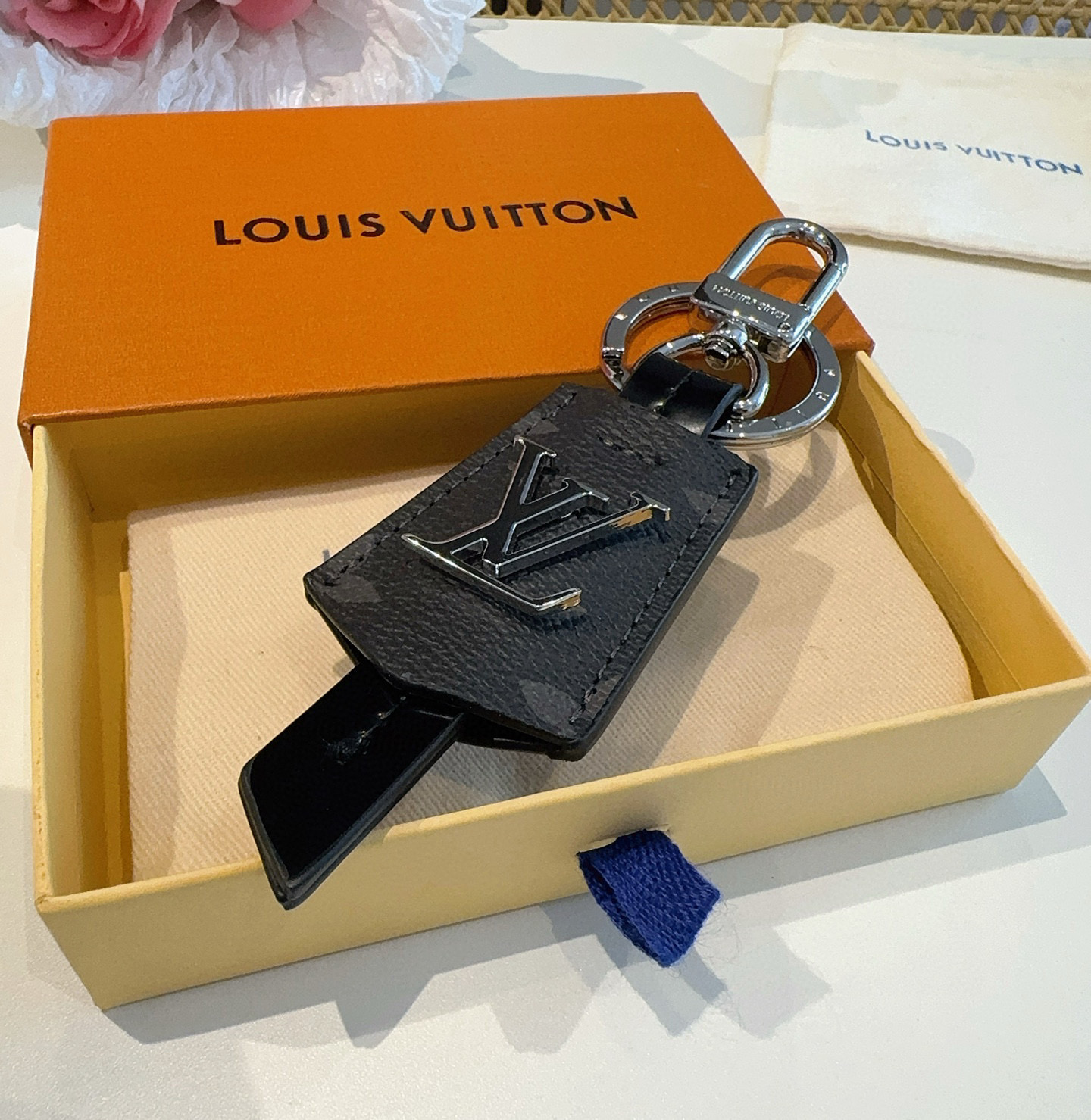 特批 🆕LOUIS VUITTON官网M63620  LV CLOCHES-CLES包饰与钥匙扣。
✨借