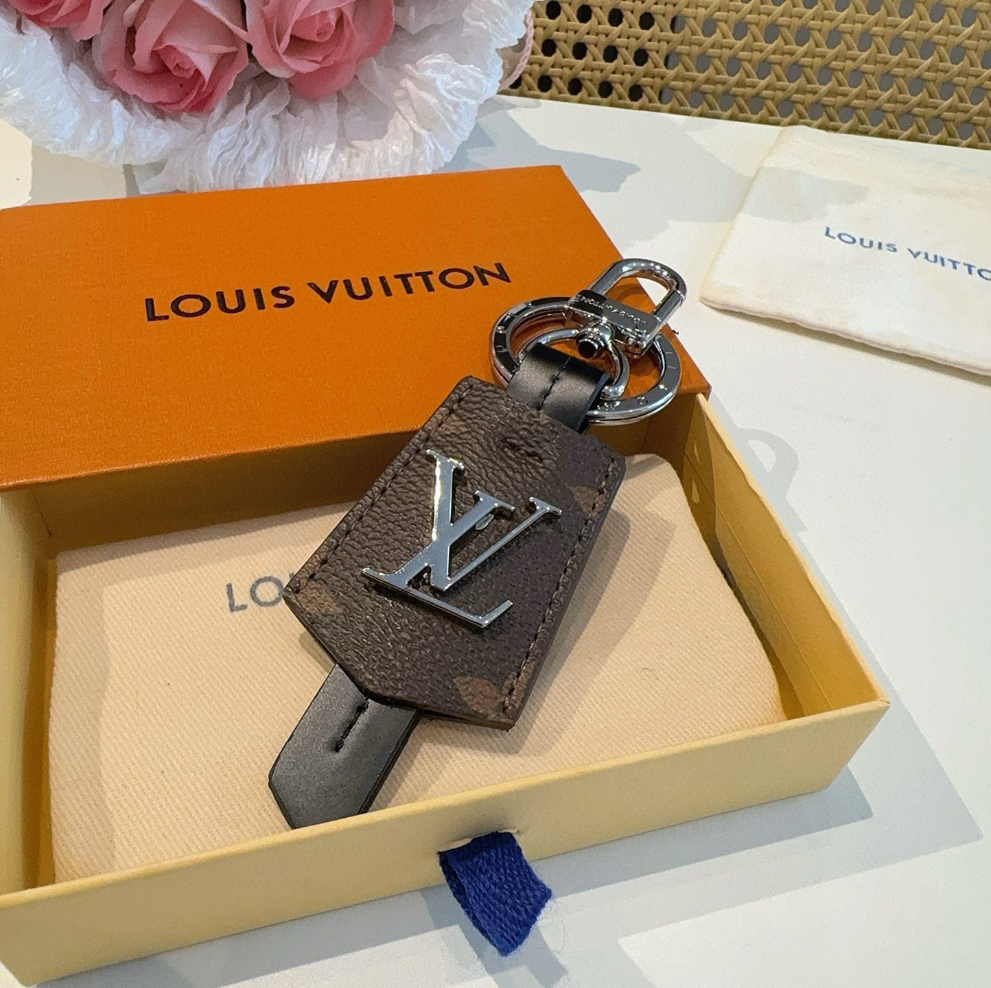 特批 🆕LOUIS VUITTON官网M63620  LV CLOCHES-CLES包饰与钥匙扣。
✨借