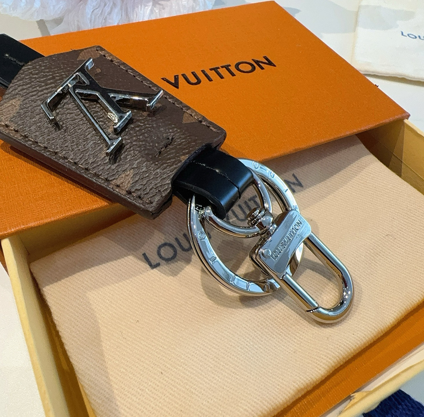 特批 🆕LOUIS VUITTON官网M63620  LV CLOCHES-CLES包饰与钥匙扣。
✨借