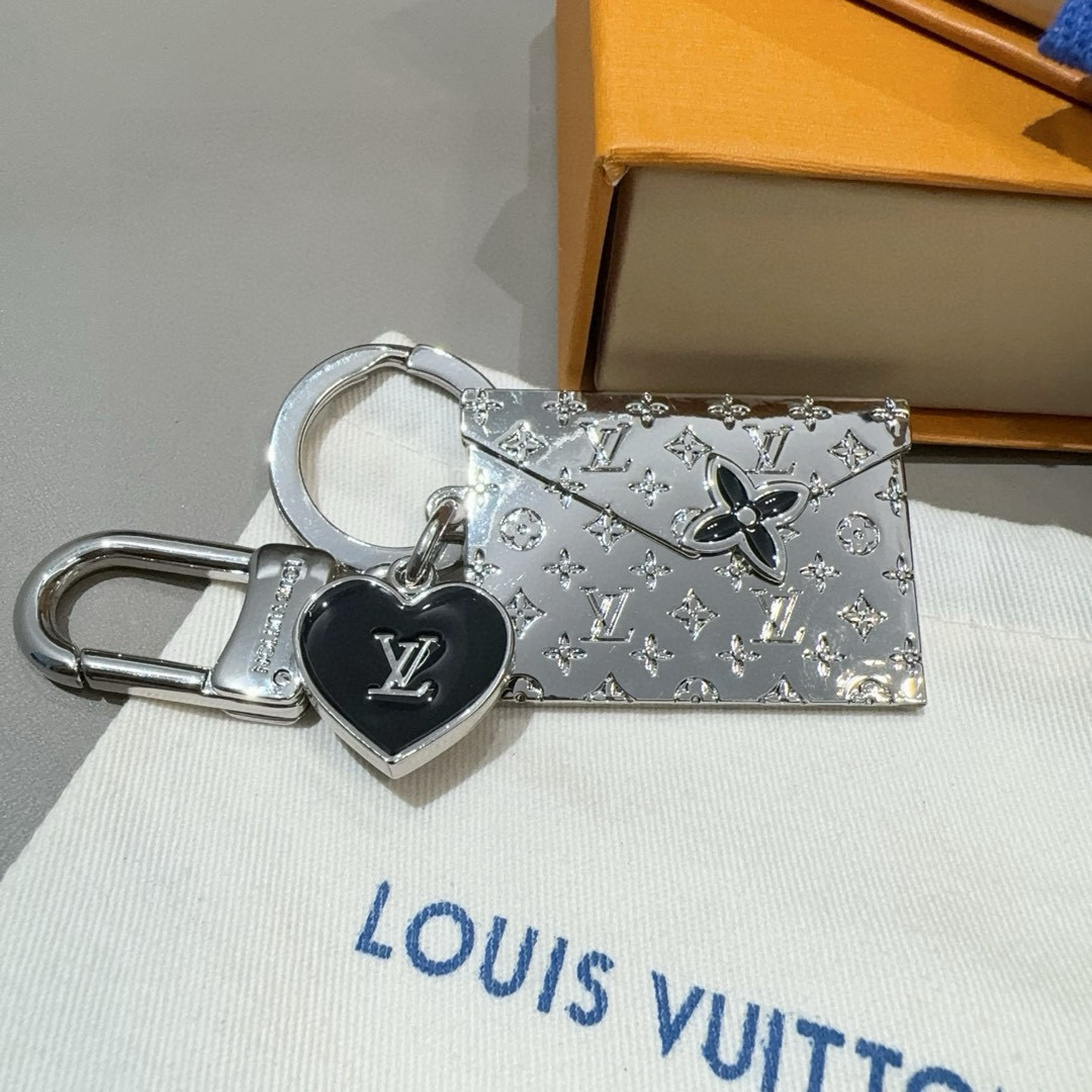 🆕LVENVELOPE包饰与钥匙扣 lv信封✉️钥匙扣挂件
本款 LV EnveloPe 包饰与钥匙扣以