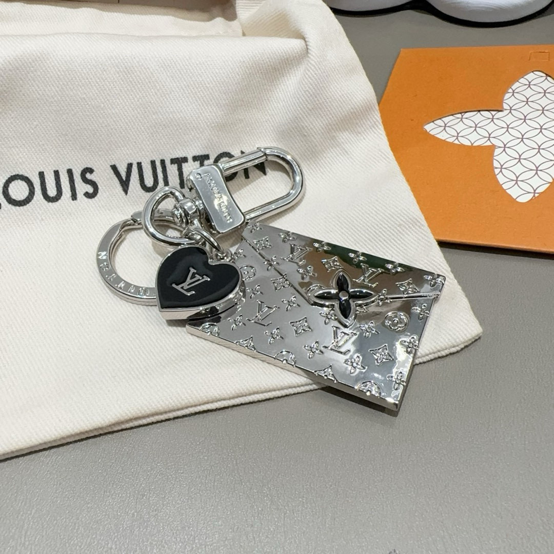 🆕LVENVELOPE包饰与钥匙扣 lv信封✉️钥匙扣挂件
本款 LV EnveloPe 包饰与钥匙扣以