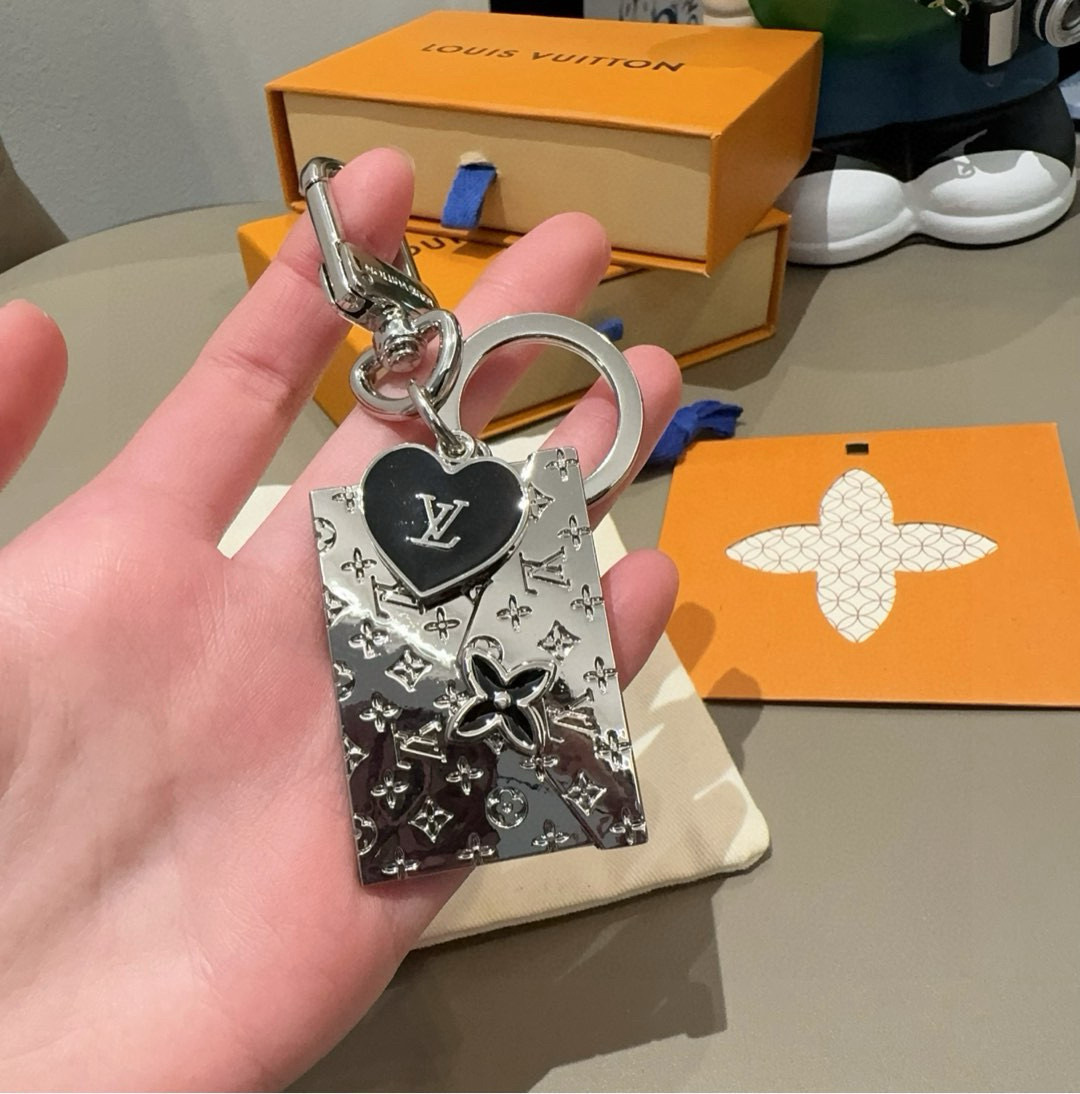 🆕LVENVELOPE包饰与钥匙扣 lv信封✉️钥匙扣挂件
本款 LV EnveloPe 包饰与钥匙扣以