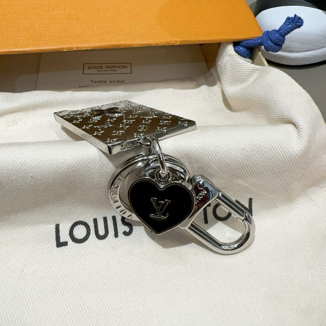 🆕LVENVELOPE包饰与钥匙扣 lv信封✉️钥匙扣挂件
本款 LV EnveloPe 包饰与钥匙扣以