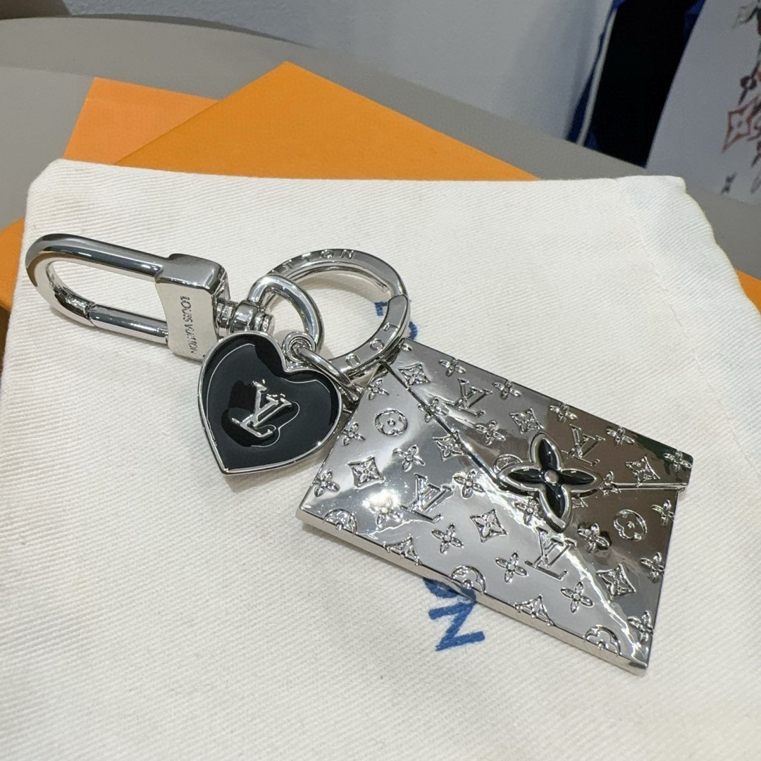 🆕LVENVELOPE包饰与钥匙扣 lv信封✉️钥匙扣挂件
本款 LV EnveloPe 包饰与钥匙扣以