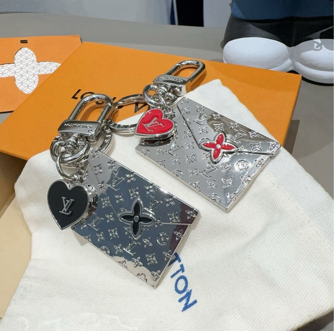 🆕LVENVELOPE包饰与钥匙扣 lv信封✉️钥匙扣挂件
本款 LV EnveloPe 包饰与钥匙扣以