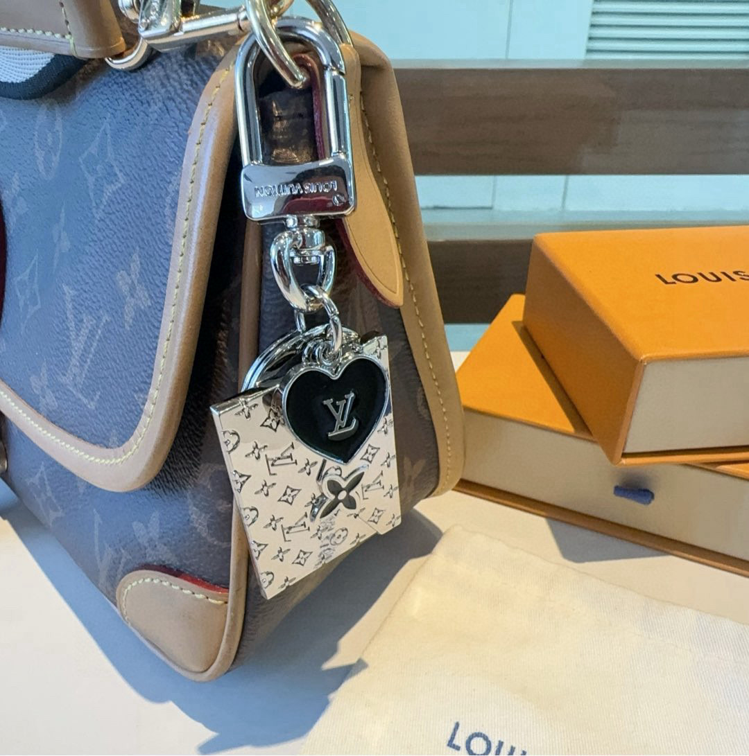 🆕LVENVELOPE包饰与钥匙扣 lv信封✉️钥匙扣挂件
本款 LV EnveloPe 包饰与钥匙扣以