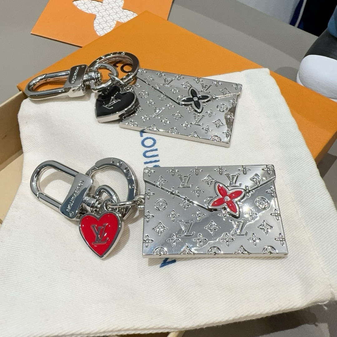 🆕LVENVELOPE包饰与钥匙扣 lv信封✉️钥匙扣挂件
本款 LV EnveloPe 包饰与钥匙扣以