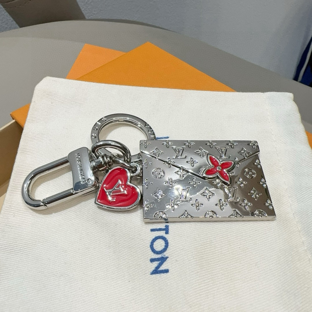 🆕LVENVELOPE包饰与钥匙扣 lv信封✉️钥匙扣挂件
本款 LV EnveloPe 包饰与钥匙扣以