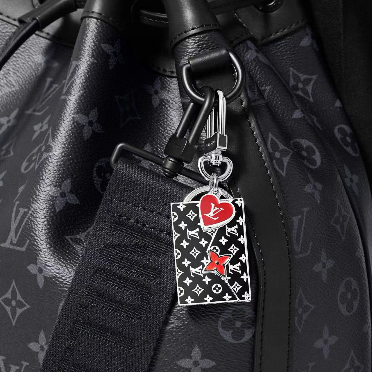 🆕LVENVELOPE包饰与钥匙扣 lv信封✉️钥匙扣挂件
本款 LV EnveloPe 包饰与钥匙扣以