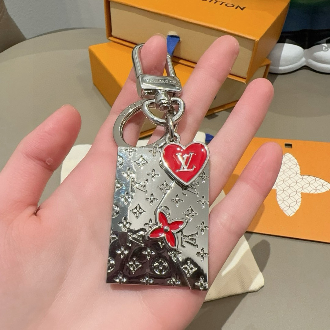 🆕LVENVELOPE包饰与钥匙扣 lv信封✉️钥匙扣挂件
本款 LV EnveloPe 包饰与钥匙扣以