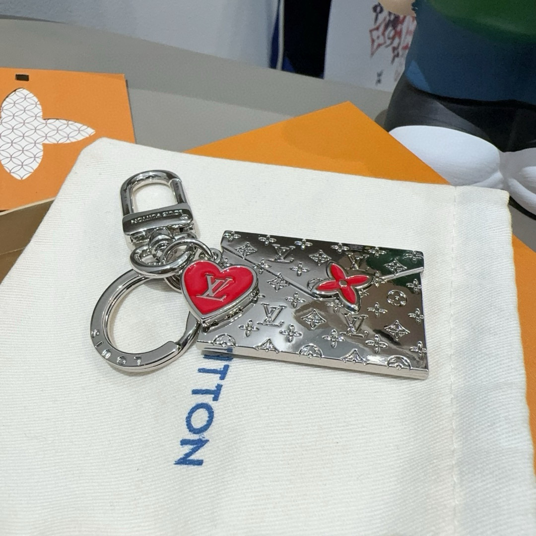 🆕LVENVELOPE包饰与钥匙扣 lv信封✉️钥匙扣挂件
本款 LV EnveloPe 包饰与钥匙扣以