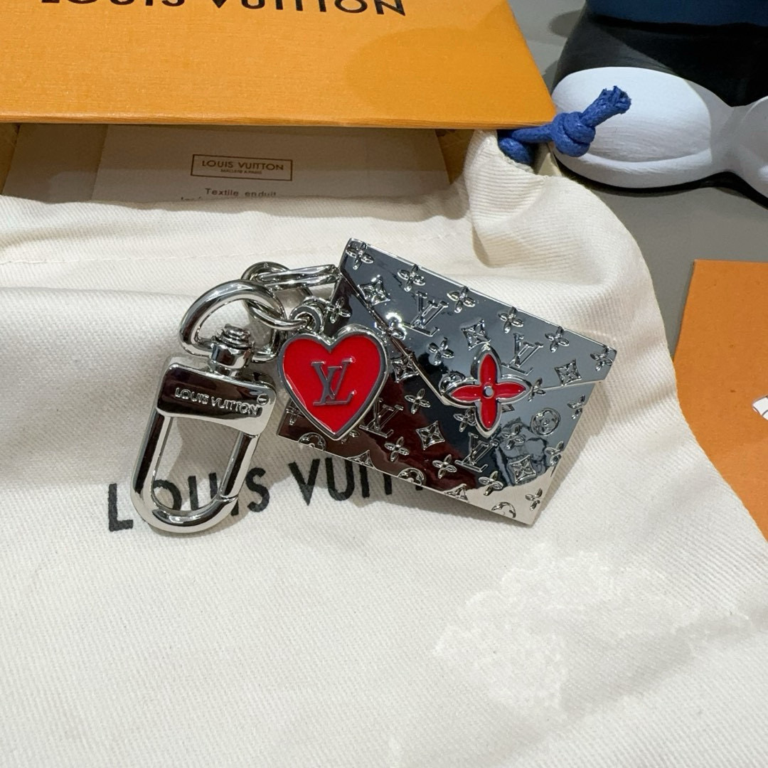 🆕LVENVELOPE包饰与钥匙扣 lv信封✉️钥匙扣挂件
本款 LV EnveloPe 包饰与钥匙扣以