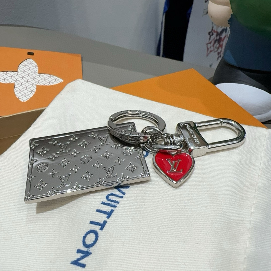 🆕LVENVELOPE包饰与钥匙扣 lv信封✉️钥匙扣挂件
本款 LV EnveloPe 包饰与钥匙扣以