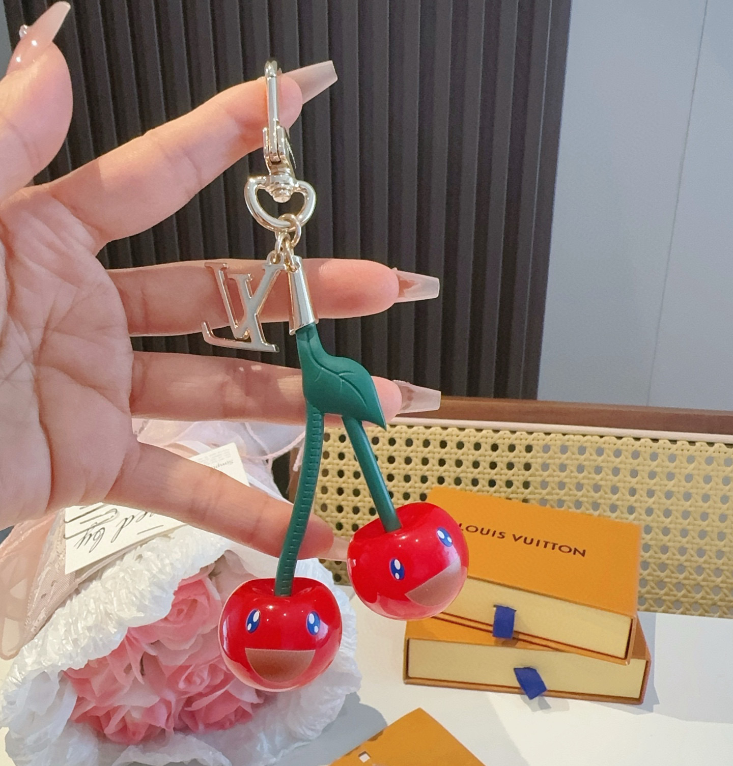 
 🆕LV 钥匙扣 包包挂件x TM LV Cerise 包饰出自路易威登 村上隆复刻系列，以莹泽金属和