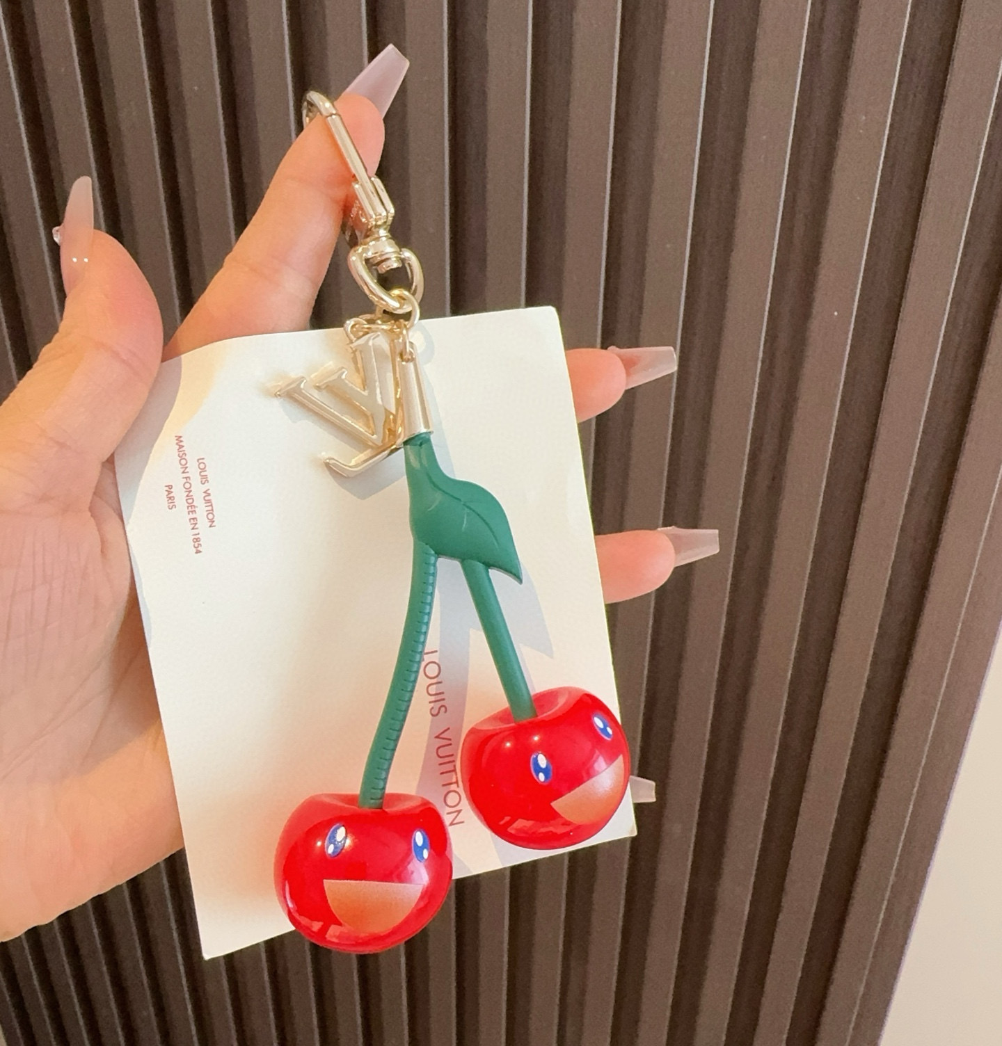 
 🆕LV 钥匙扣 包包挂件x TM LV Cerise 包饰出自路易威登 村上隆复刻系列，以莹泽金属和