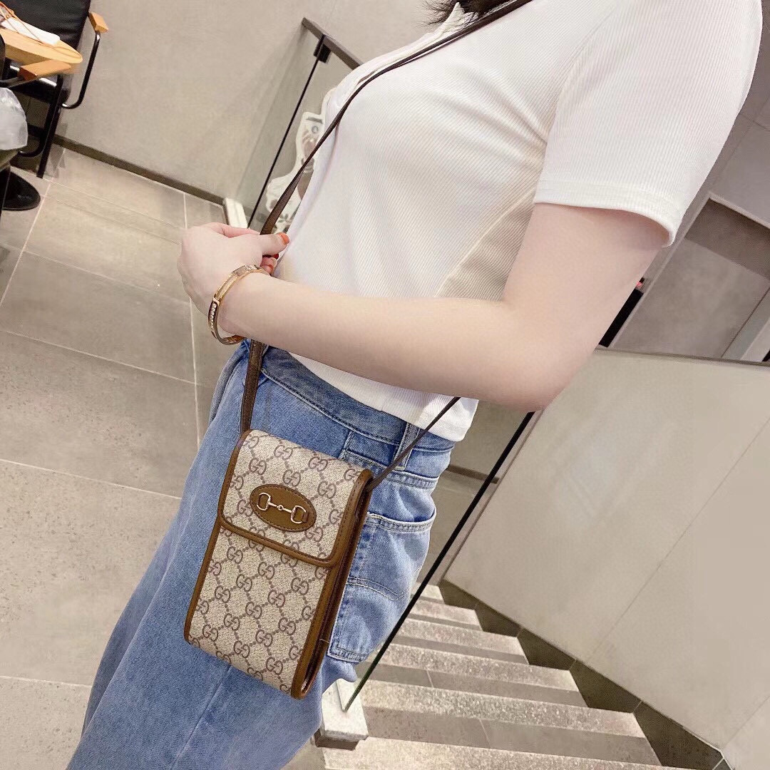  。 Gucci马衔扣通用手机包
生活出门不需要带现金的时代，这个包完全可以满足你日常使用
内含卡片槽位