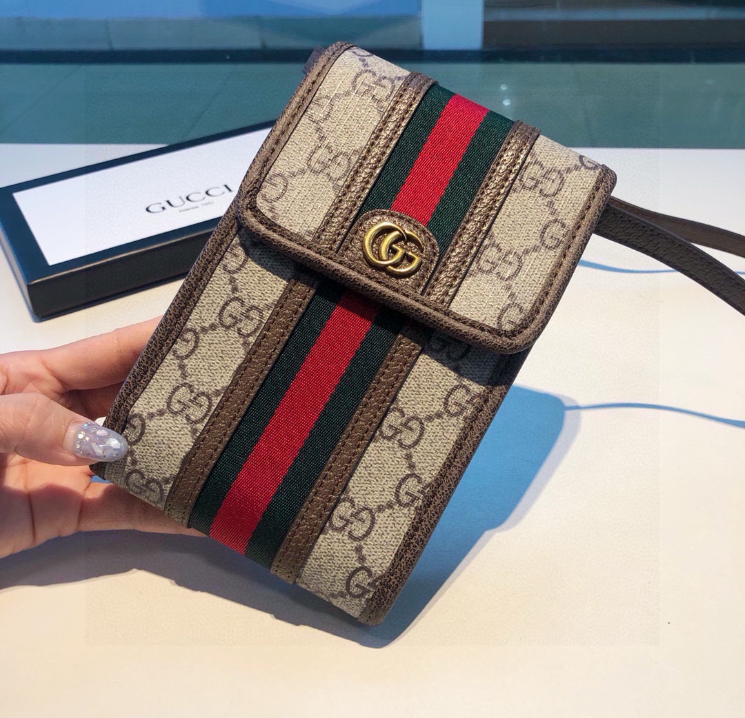  。Gucci 手机包包
OPhidia系列 一个男女可用的手机包
生活出门不需要带现金的时代，这个包完
