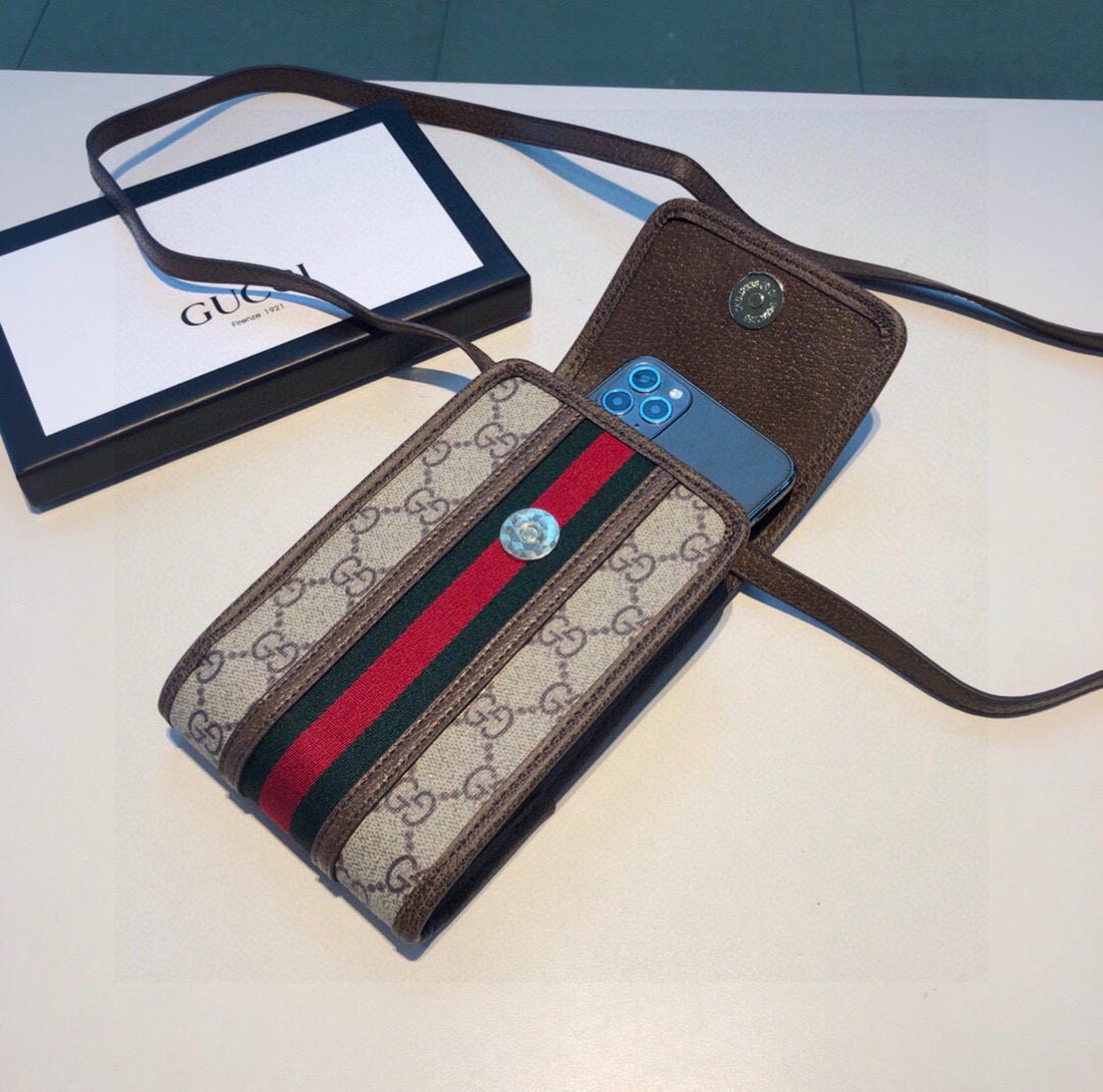  。Gucci 手机包包
OPhidia系列 一个男女可用的手机包
生活出门不需要带现金的时代，这个包完