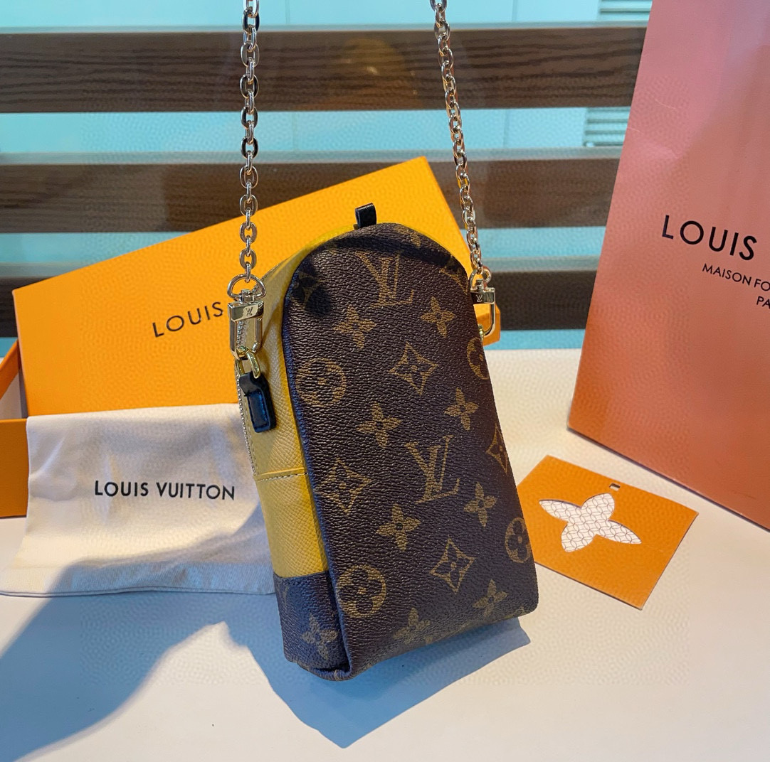  🆕LV小黄人手机包，链条斜挎手机包，零钱包，可装1/2部手机及零钱💄
生活出门不需要带现金的时代，这个