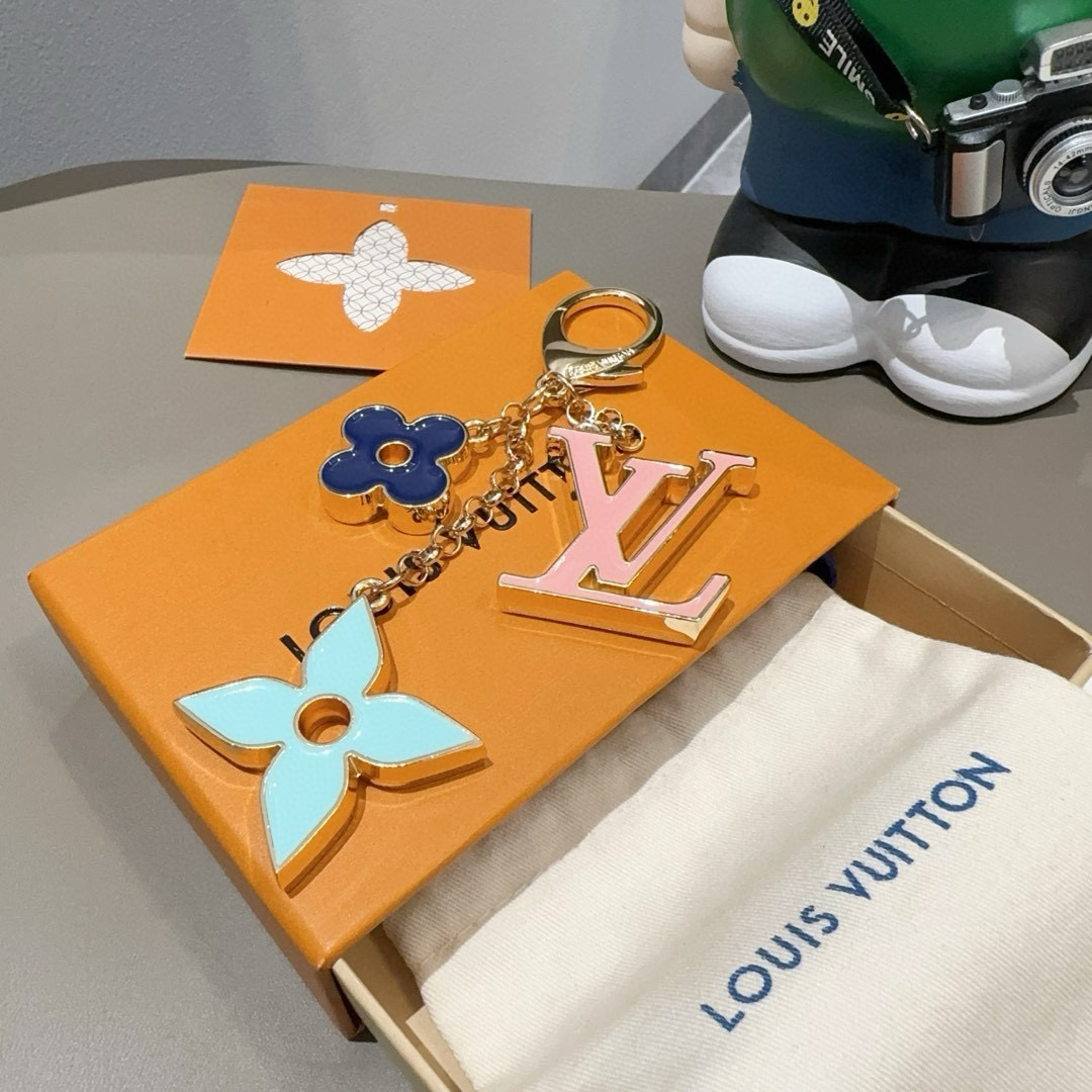 🆕LOUIS VUITTON官网钥匙扣 LV经典四瓣花设计，精钢电镀搭配精致珐琅 高品质 不是市面普通版