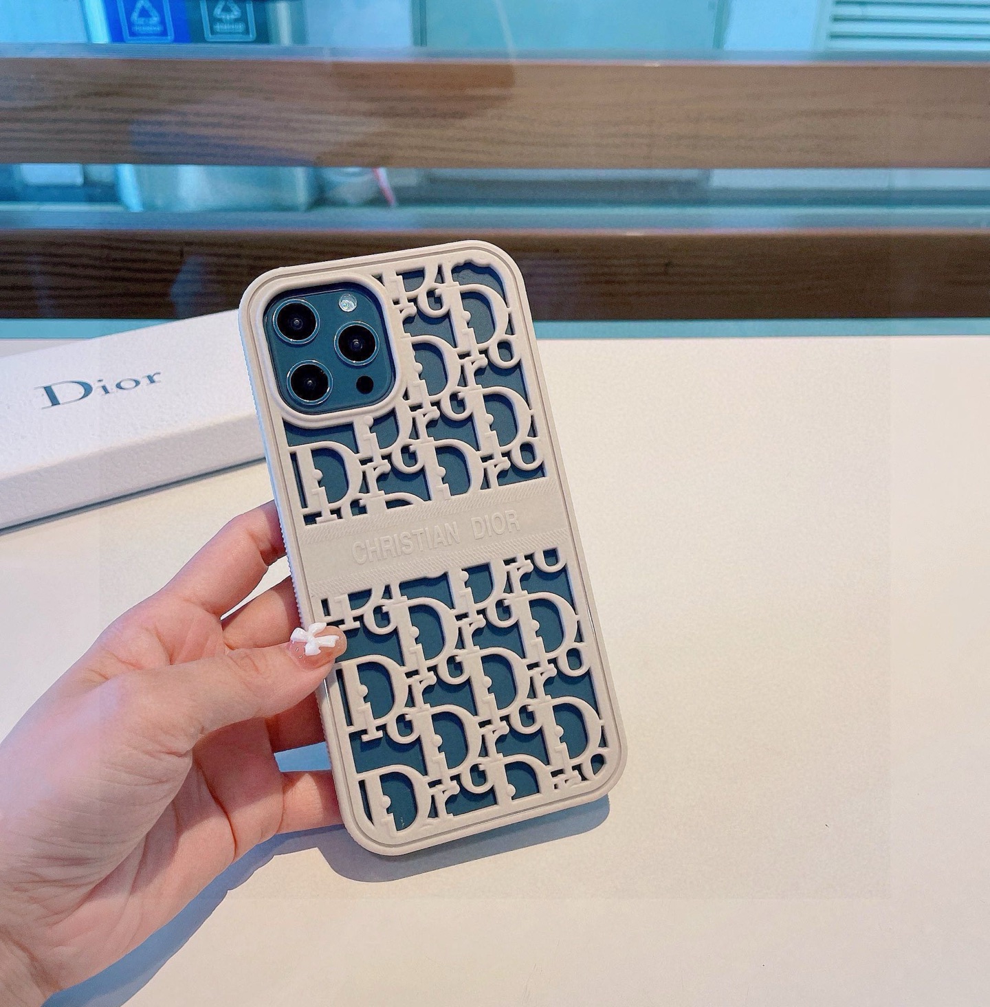  🆕烟花烟花烟花Dior新品
DIOR•迪奥🔲
新款独家私模 镂空设计.全包手机壳，手感好强
型号：为了