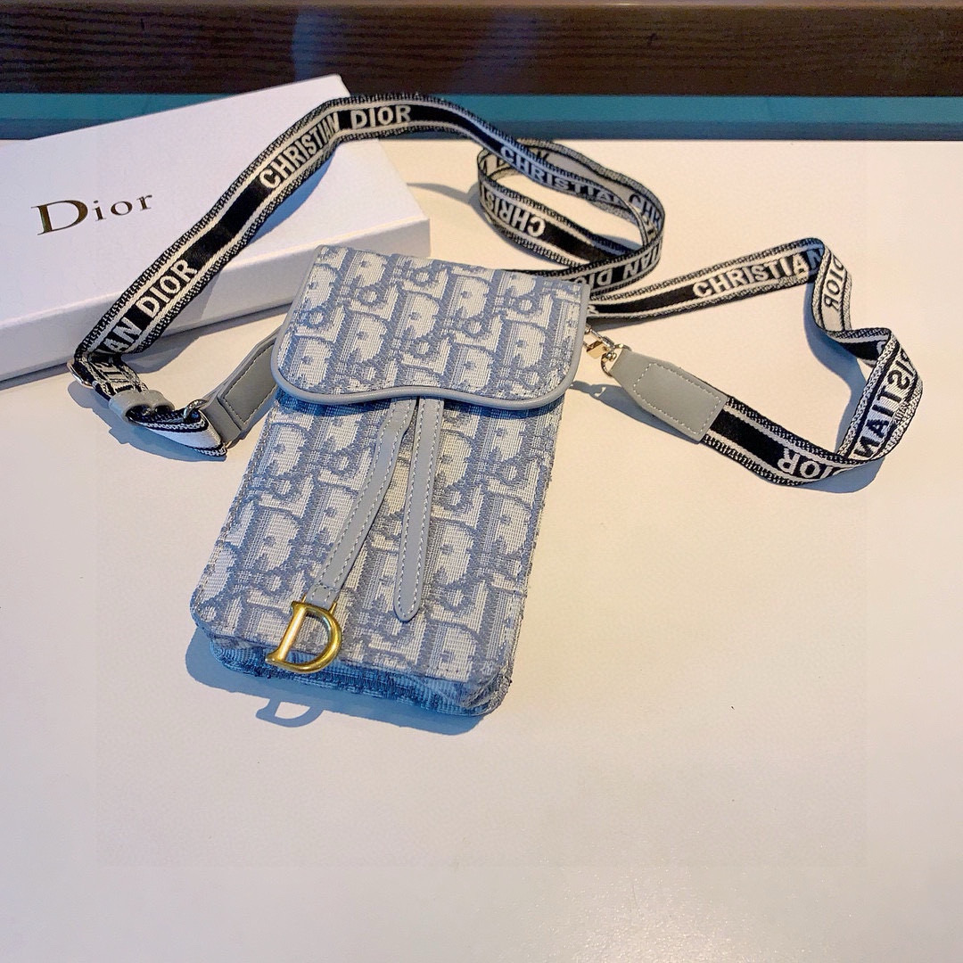  🆕Dior手机包 斜挎包通用款，刺绣马鞍包，可装2部手机，搭配刺绣织带肩带，可以调节长度
尺寸17cm
